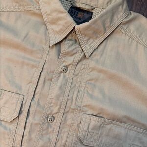5.11 Tactical Series Shirt Mens Medium Tan Short Sleeve Button Vented Pockets